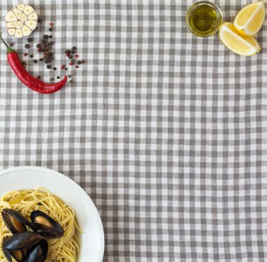 Makarna midye, limon, biber ve baharat