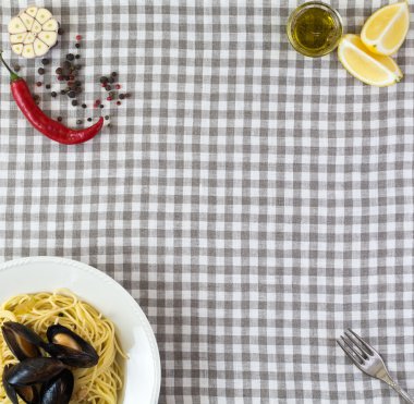 Makarna midye, limon, biber ve baharat