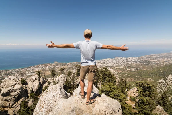 Girne, Kuzey Kıbrıs Türk Cumhuriyeti içinde Saint Hilarion Kalesi'nin duvarlarında ayakta adam — Stok fotoğraf