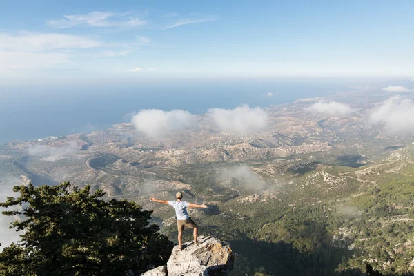 Uomo in piedi sulla roccia vicino al castello Buffavento a Kyrenia, Cipro del Nord — Foto Stock