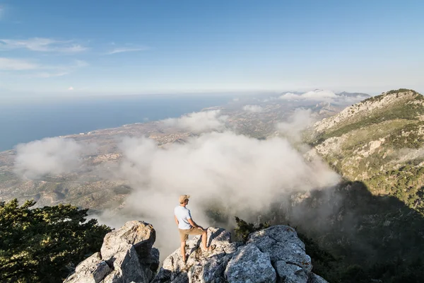 Homem em pé na rocha ao lado do castelo de Buffavento em Kyrenia, Chipre do Norte — Fotografia de Stock