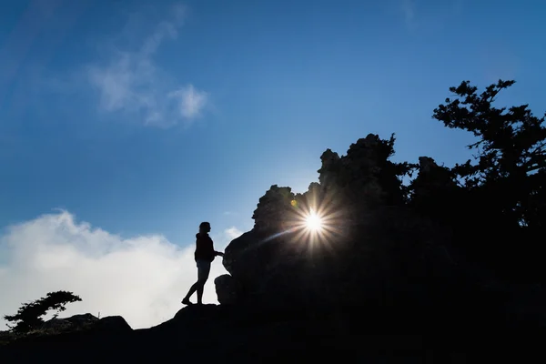 Жінка стоїть на скелі біля замок Buffavento в Кірені, Північний Кіпр — стокове фото