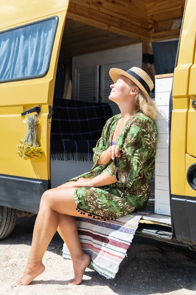 Junge Blonde Frau Mit Wohnmobil Meer Unterwegs Selbstgebautes Netzunabhängiges Wohnmobil Stockfoto