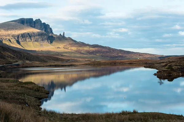 La Storr et le vieil homme de Storr reflétés dans un lac — Photo