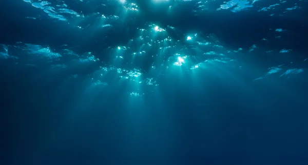 Sonnenstrahlen unter Wasser — Stockfoto