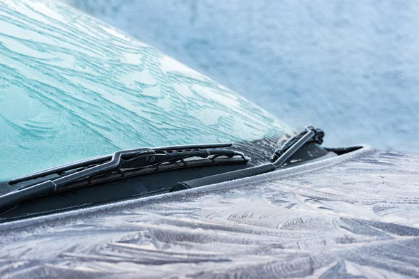 Hoar patrones de heladas en el capó del coche y el parabrisas — Foto de Stock