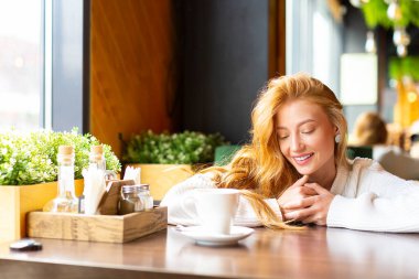 Kafedeki kadın çay içiyor..