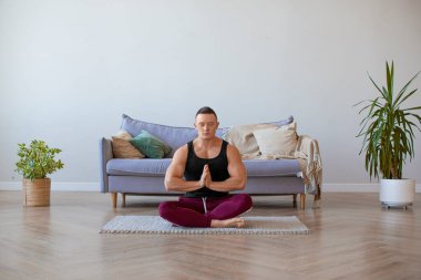 Evde yoga yapan güçlü bir adam. Meditasyon ve sakinlik.