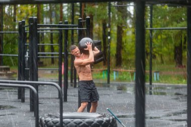 Sıkı antrenman. Adamın biri üzerine ilaç topu fırlatıyor..