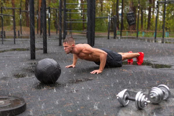 Şınav çeken genç bir atletik. Fitness modeli dışarıda çalışıyor.. — Stok fotoğraf