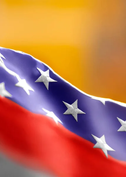 Amerikaanse vlag op gele achtergrond. Achtergrond voor het maken van een briefkaart of uitnodigingskaart. Verticale foto. — Stockfoto