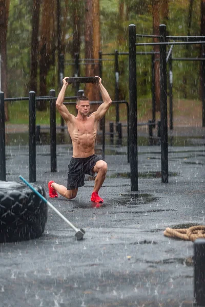 Egzersiz yapan bir adamın fotoğrafı yağmurlu bir günde açık havada saldırır.. — Stok fotoğraf