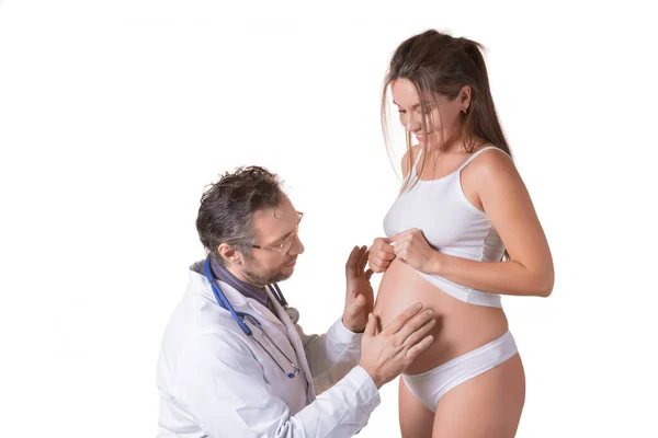 Donna incinta e medico durante una consultazione presso la clinica. Foto su sfondo bianco. — Foto Stock