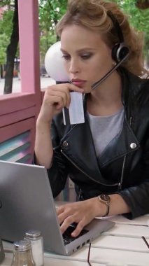 Dikey video - Düşünceli kız kredi kartıyla online alışveriş yapıyor