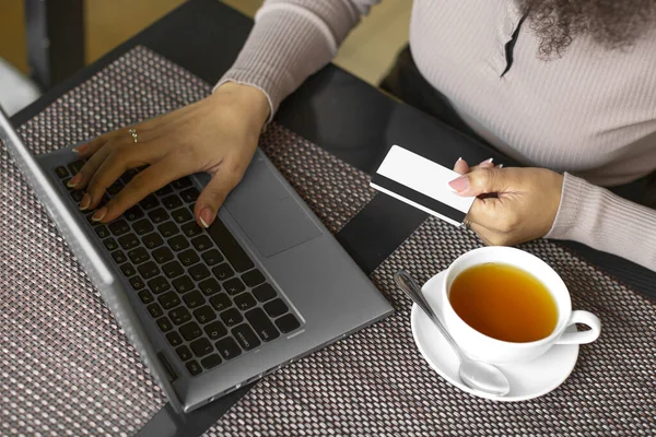 Γκρο πλαν άποψη μιας γυναίκας που κάνει την πληρωμή καρτών μέσω της online εφαρμογής lap-top. — Φωτογραφία Αρχείου
