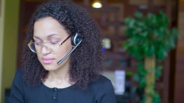 Femme afro-américaine fatiguée en travaillant sur un ordinateur portable. Fermer les images. — Video
