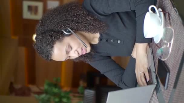 垂直视频- -拿着笔记本电脑的非洲裔美国妇女正在进行在线对话. — 图库视频影像