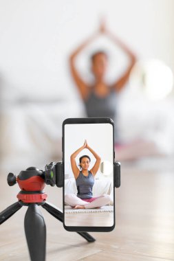 Yoga çevrimiçi akıllı telefondan canlı yayınlanacak - dikey fotoğraf.