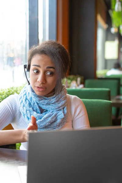 Junge Afroamerikanerin während eines Online-Gesprächs. — Stockfoto