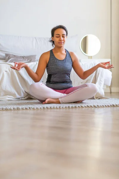Afrika kökenli Amerikalı kadın yoga yaparken meditasyon yapıyor. — Stok fotoğraf