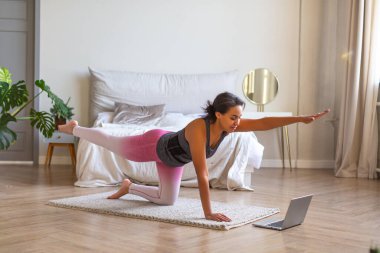 Çevrimiçi antrenman sırasında gülümseyen Afrikalı Amerikalı kadın.