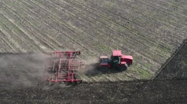 Bir traktör tarlasının hava görüntüsü. İnsansız hava aracından görüntüle.