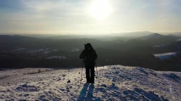 En ensam vandrare går längs toppen av en bergskedja. — Stockvideo