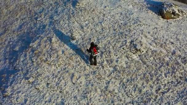 En ensam vandrare går längs toppen av en bergskedja. Flygplan. — Stockvideo