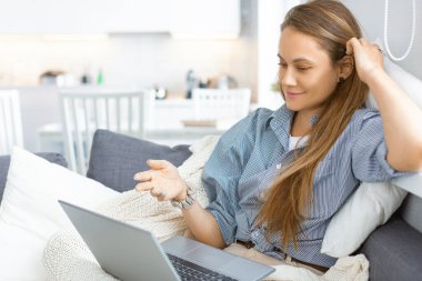 Çevrimiçi bir konuşma sırasında beyaz kadın.