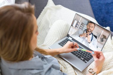 İnternette bir doktorla görüşen bir kadın..