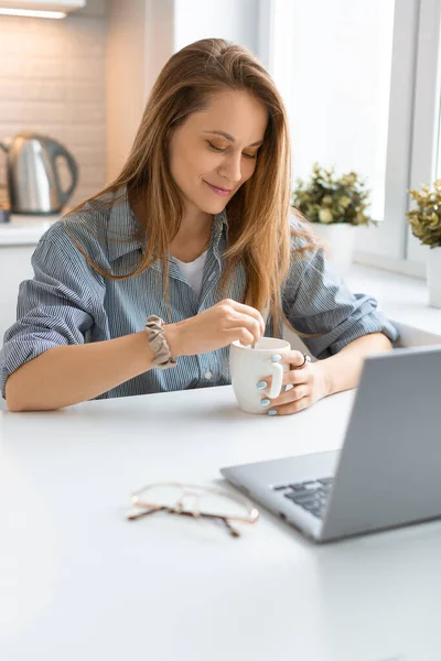 Foto vertical de uma mulher caucasiana durante uma conversa online. — Fotografia de Stock