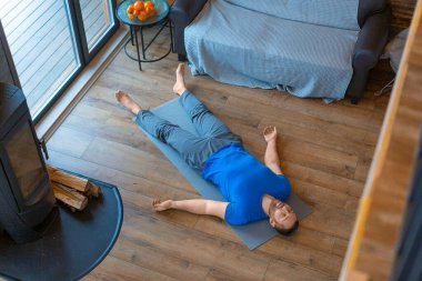 Rahatlama pratiği. Yoga - shavasana