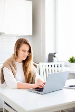 Evde internetten çalışıyorum. Ev içi bilgisayar monotonluğu yapan bir kadının fotoğrafı..