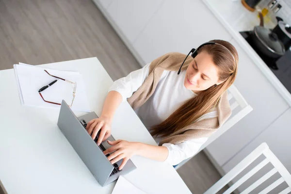 Conceito de trabalho online. Mulher trabalha on-line na frente de um monitor de laptop. Preencher formulários fiscais ou pagar contas. Foto em casa interior. — Fotografia de Stock