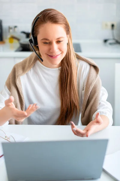 Foto de uma mulher na frente do monitor de laptop durante a conversa online. Trabalho remoto. — Fotografia de Stock