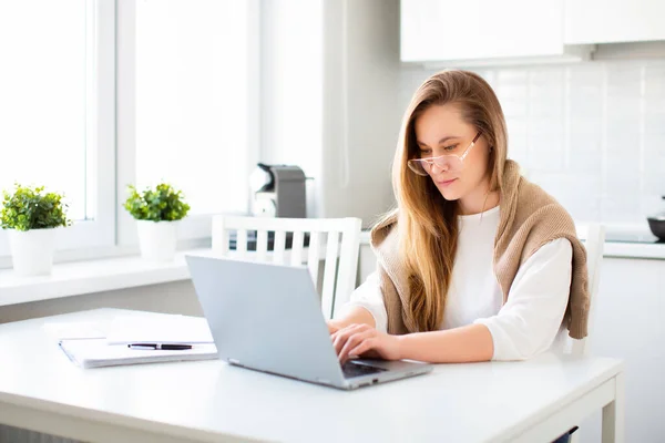 Mulher na frente do monitor de laptop durante a conversa online. Trabalho remoto. — Fotografia de Stock
