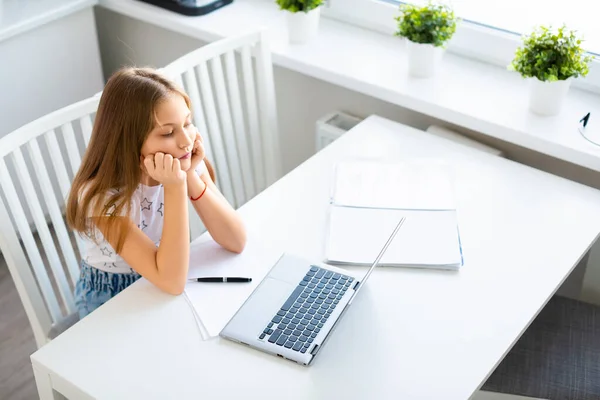 Προβολή ενός κοριτσιού μαθητή μπροστά από μια οθόνη laptop κατά τη διάρκεια ενός online μαθήματος. — Φωτογραφία Αρχείου