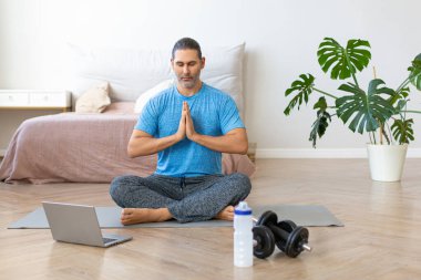 Çevrimiçi buhar sırasında orta yaşlı bir adam. Dizüstü bilgisayarın önünde meditasyon çalışması.