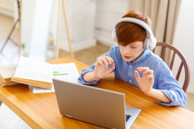 İnternetteki seminerde dizüstü bilgisayar başında öğrenci. Konusu hakkında bir sunum yapıyor..