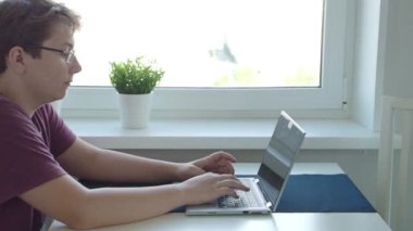 İnternet semineri sırasında bir öğrenci. Konusu hakkında bir sunum yapıyor. Çevrimiçi öğrenme kavramı.