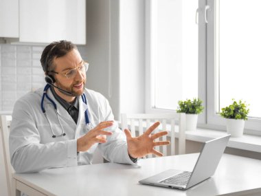 Doktor internette hastayla konuşuyor..