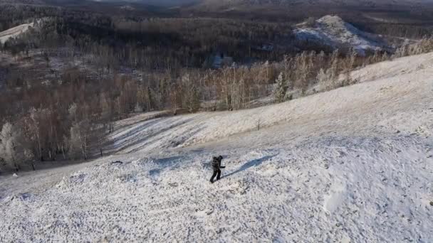 Einsame Wanderer erklimmen die Spitze des Gebirges. Reisekonzept unter extremen Bedingungen. Drohnen-Standpunkt — Stockvideo