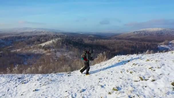 Letecký pohled na osamělého cestovatele kráčí podél vrcholu pohoří. Koncept cestování v extrémních podmínkách. Pohled shora. — Stock video