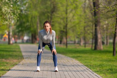 Genç bayan zorlu bir yarıştan sonra dinleniyor. Sağlıklı yaşam tarzı ve formda kalma kavramı..