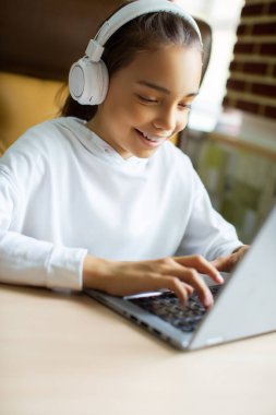 İnternet dersinde on yaşında bir kız. Dizüstü bilgisayarın önünde oturuyor ve öğretmeniyle iletişim kuruyor..