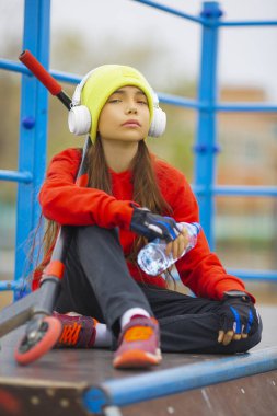 10 yaşındaki kız motosiklet sürdükten sonra dinleniyor..