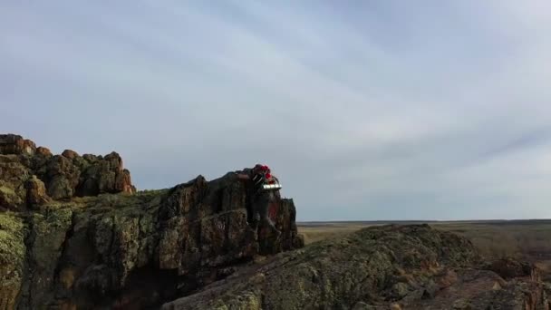 Вид на восхождение человека на вершину горы. — стоковое видео