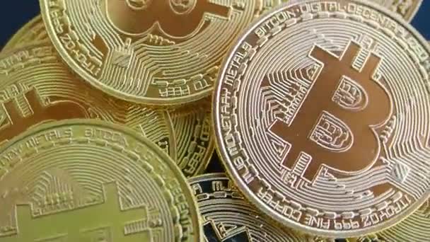 Bitcoins de cerca. Varias monedas de oro están girando. Concepto de comercio electrónico y tecnologías innovadoras en la economía — Vídeos de Stock