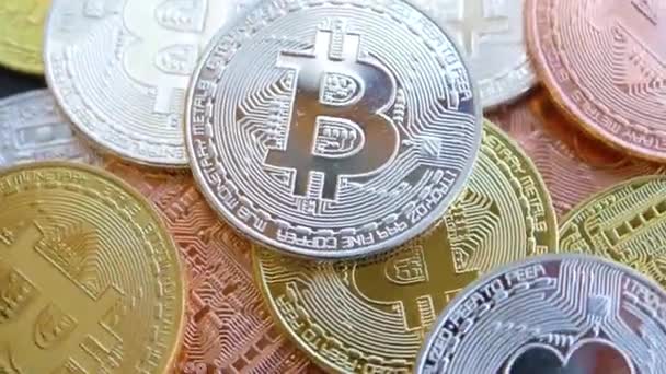 Bitcoins primer plano. Una mano de hombre pone monedas una tras otra en una pila común. — Vídeos de Stock