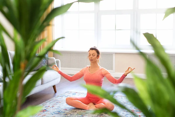 Genç kadın evde meditasyon yapıyor. Ruh sağlığı konsepti. — Stok fotoğraf